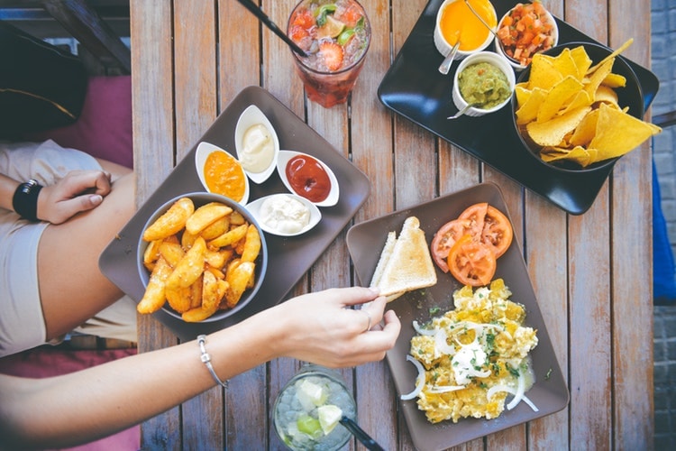 Collègues partageant un repas