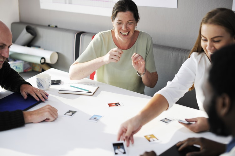 hommes et femmes s'amusant au travail