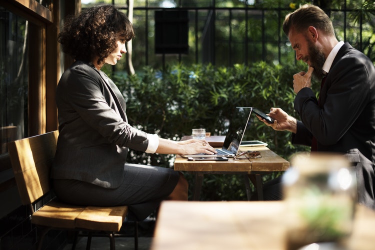 une femme et un homme travaillent sur une table